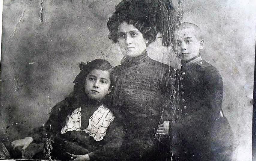 жена Блашка с детьми.jpg жена Блашка с детьми.jpg