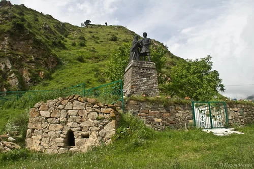 сослани склеп.jpg сослани склеп.jpg