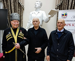 Эльбрус Скодтаев. На перевале. Зарина Алборты